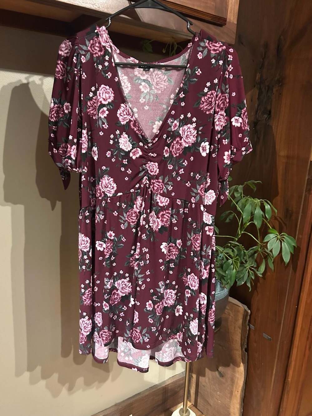 Torrid Floral V-Neck Blouse Size 3 Burgundy